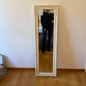 Stickad svart tröja med vit detalj - Köpt från GinaTricot för flera år sedan i strl S  Fortfarande i bra skick, använt några gånger 