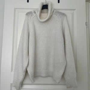 Stickad tröja - Stickad tröja från Gina, lite stor i storleken så passar xs/s