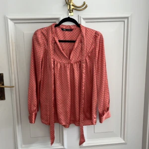 Topp - En jätte söt blus i satin 