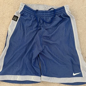 Basket shorts  - Säljer dessa coolt basket shorts, aldrig använda pågrund av att dom inte kommit till användning, skriv för frågor💕