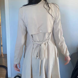 Kappa - Jätte fin beige tjej kappa i strl S men passar även för XS, M . Nyskick ändast använd 1 gång.