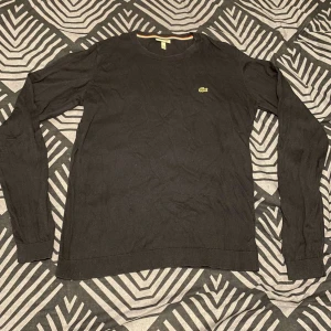 Lacoste sweatshirt  - Hej, säljer en Laxoste sweatshirt. Använd nån gång men skick 10/10. Storlek S. Skriv för mer info!