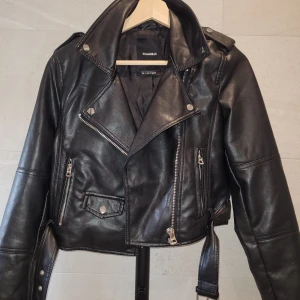 Jacka  - Bild 1: Pull & Bear javka st M obs liten i storleken. 200 kr. Bild 2: Livelo st 36. 100 kr. 