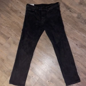 Svarta regular fit jeans - Som nya, knappt använda. 