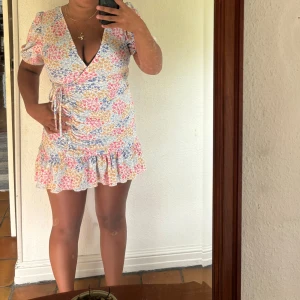 Sommarklänning - Jättefin sommarklänning från Gina i strl S, den är aldrig använd enbart testad🌸