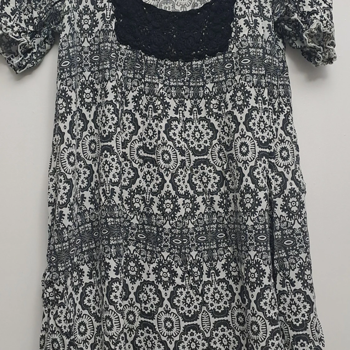 Svartvit mönstrad klänning från Lindex
