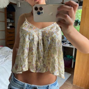 Topp - Supersnygg guldig topp med detaljer!! Pris kan diskuteras. Den är sönder vid snörerna, dock inget som syns mkt då det är fixat med små säkerhetsnålar ❤️