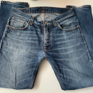 Nudie jeans  - Sjukt feta nudie jeans som är i bra skick. Riktigt snygga med ”lagningar” vid knät som detaljer.  Size 30/32  Hmu vid frågor! 