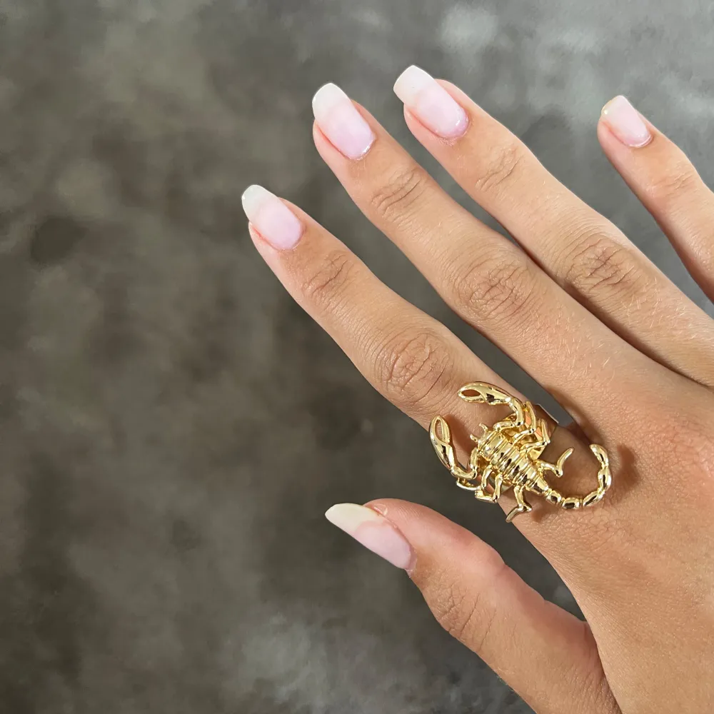 Såå cool ring!! Gjord i materialet gold plated zink alloy 💘 justerbar storlek så passar de flesta! Skickas med tillhörande smyckes låda🤩🙌🏽. Accessoarer.