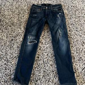 Tjena säljer nu ett par Replay jeans i modell anbass. Jeansen är i färgen blå och dom är i ett väldigt bra skick. Dom är i storlek 29/30. Hör av er angående frågor eller vid funderingar. Pris kan självklart diskuteras 🤩