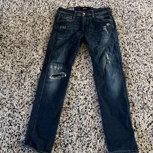Replay jeans - Tjena säljer nu ett par Replay jeans i modell anbass. Jeansen är i färgen blå och dom är i ett väldigt bra skick. Dom är i storlek 29/30. Hör av er angående frågor eller vid funderingar. Pris kan självklart diskuteras 🤩