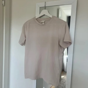T-shirt H&M - T-shirt från H&M i ljusrosa. Sparsamt använd.