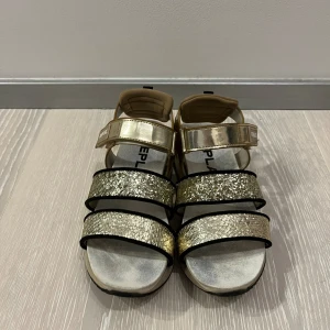 Replay sommarskor  - Använd bara några gånger. Jätte fina och sköna, storlek 32 