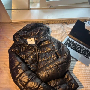 Svart vinterjacka  -  Den här jackan är oanvänd och kommer i bra skicka. Den här jackan är redo att säljas. 