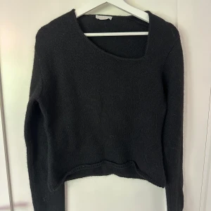 Stickad tröja - Svart stickad tröja med snygg urringning😊