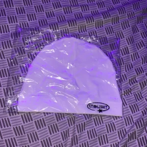 Starlight mössa - Starlight mössa (vit) helt ny aldrig använd, bra kvalitet, tunn och skön.