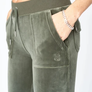 Juicy couture  - Ett par gröna juicy mjukisbyxor använt dom 3 gånger och nu kommer dom tyvärr inte till någon användning, ordinarie pris 1200kr!