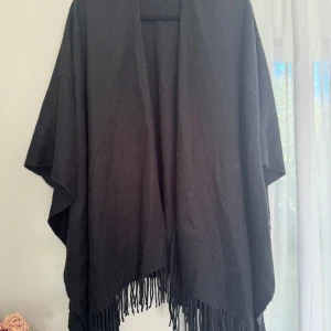 Stickad poncho! - Köpt på plick men egna bilder! Aldrig använd av mig då den tyvärr var förstor. 