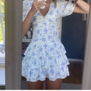 Zara liknade klänning  - En jättefin klänning från Vylander liknande den från zara. Helt ny med lappar. Bilderna är lånade, skriv privat för egna bilder. Säljer då den är för liten. Den är S men känns mer som XS. Lägg gärna bud!💕