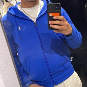 Ralph Lauren hoodie - Använd få gånger , 9/10 skick, riktigt snygg o skön till sommaren.