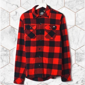 Dickies Flanellskjorta röd/svart - Väl omhändertagen Dickies flanellskjorta som köptes i vintras för att ha på julafton efter det har den varit upphängd i garderoben. Storlek S/M