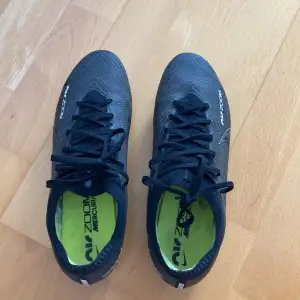 Hej, Nu säljer jag mina Nike fotbollsskor köpta på unisport. Säljer för att jag andvänt ungefär 10ggr men de ger mig skoskav varje gång. Skick: ca 10/10 bara lite smutsiga. Påse kommer inte med. Köpta på unisport för 2300kr