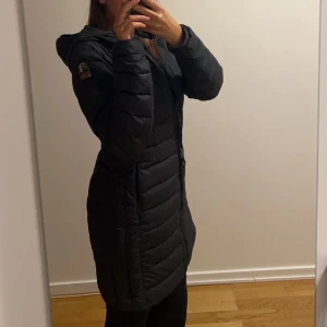 Parajumper  - Parajumper jacka äkta, köpt för ett år sedan pris går självklart att kunna diskutera vid snabbaffär inklusive att om du vill köpa den inne i Stockholm möts jag självklart upp!❤️ bilder oså privat skriv endast om du är seriös tack!