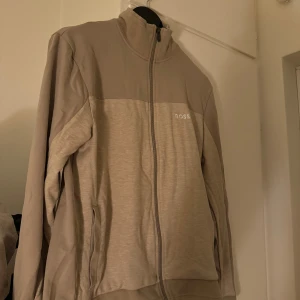 Hugo boss tröja  - Storlek S Använd, men i mycket fint skick. Köpt för tre månader sen, kvitto finns.