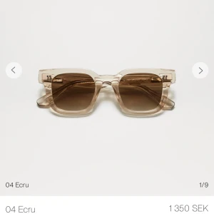 Chimi 04 - Chimi 04 large i färgen Ecru, knappt använda men varit hos en optiker och böjt bågarna. Säljer pågrund av att dem är förstora. Nypris 1350 och original kartong finns