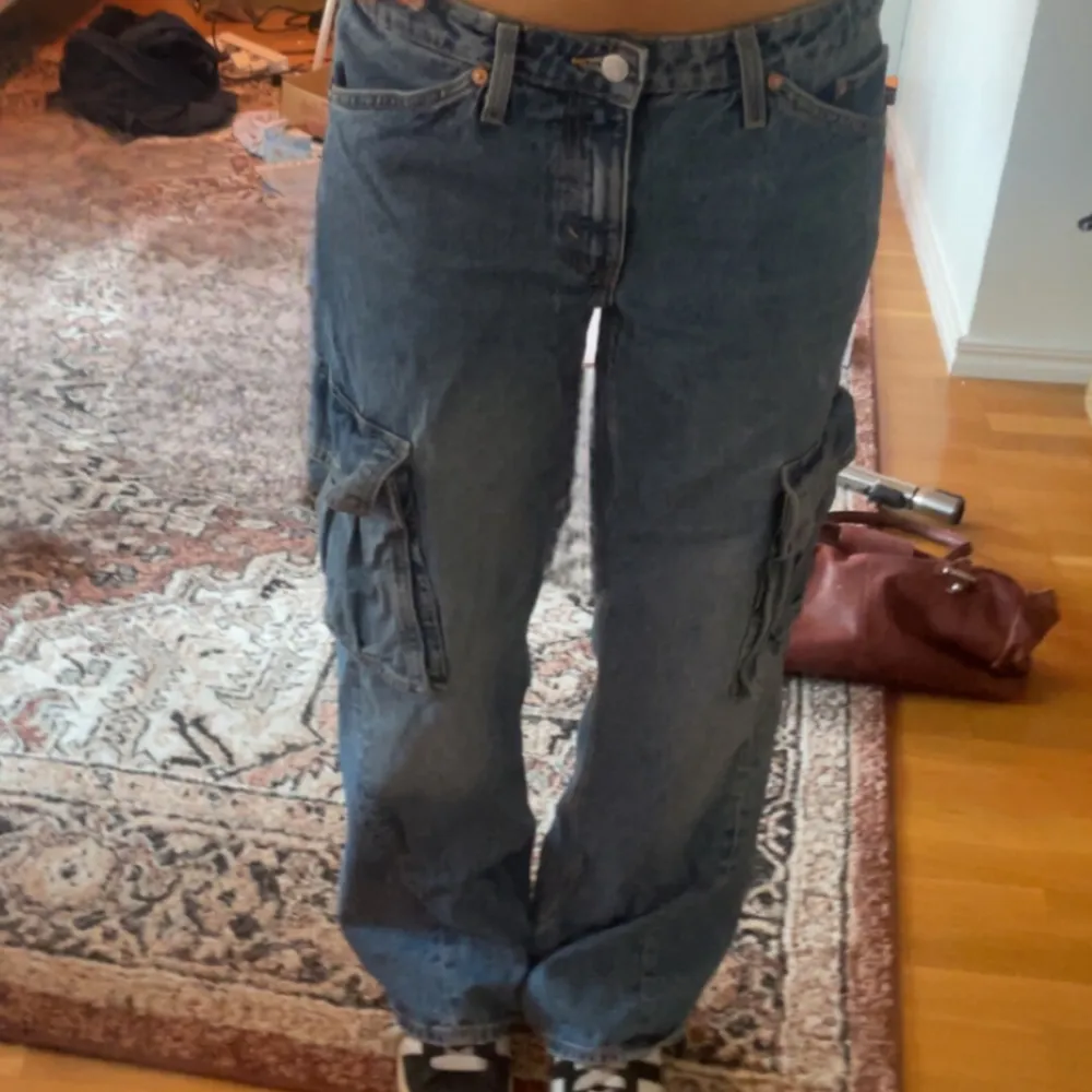 lågmidjade, baggy, cargo jeans från weekday i modellen trouble. Jeansen säljs inte längre och är köpta för ca 2 år sen men har inte fått mycket användning och är i gott skick. skriv för fler bilder, frågor eller mått💕 original pris 600kr. Jeans & Byxor.