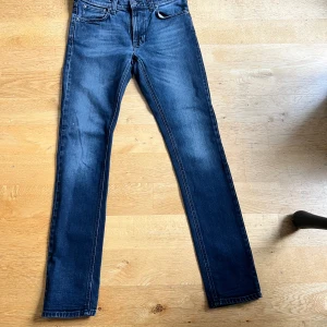 Nudie jeans - Nudie jeans i modellen lean dean, storleken är waist 31 och L 34, De är i topp skick för endast 699🙌😻
