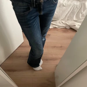 Mörk blåa Gina tricot jeans - Mörk blåa jeans från gina tricot, fint skick. Oanvända strlk 152