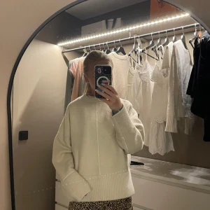 stickad tröja - så fin tröja från zara i storlek s! använd max 3 gånger