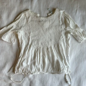 Blus  - Så fin blus! Osäker på storlek men passar mig som vanligtvis bär S elr M!!