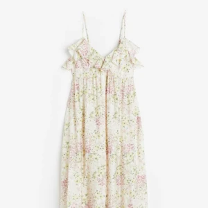 Blommig långklänning  - Jättefin blommig långklänning från H&M som använts fåtal gånger så i bra skick🩷