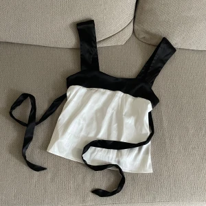 Svart vis siden linne - Super fin med drag möjlighet i ryggen. Väldigt stretchig också! Helt oanvänd endast testad. Tyget likna satin eller siden