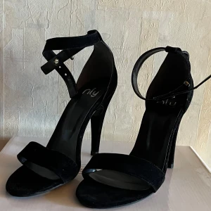 Nya svarta sandaletter med klack - Stl 37 med 10 cm klackhöjd. Aldrig använda se sista bilden. 