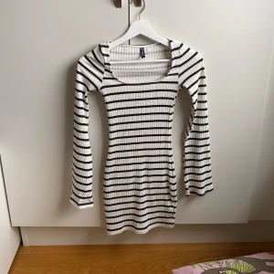 Långärmad randig klänning - Säljer en randig långärmad svart vit klänning som är köpt ifrån H&M för ett tag sedan, storlek-XXS-XS och klänningen är som ny skick
