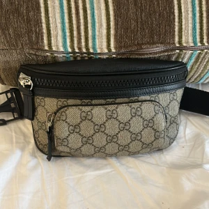 Gucci väska - Säljer min Gucci väska använder inte den mer den är 100% äkta som ni ser på bilderna