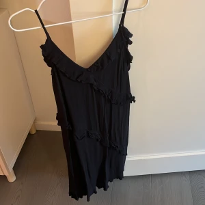 Volang klänning  - Säljer denna snygga volang klänning som är använd en gång🥰