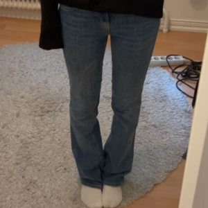 Zara lågmidjade bootcut - Lågmidjade bootcut jeans från zara. Jättebra skick! Storlek 34