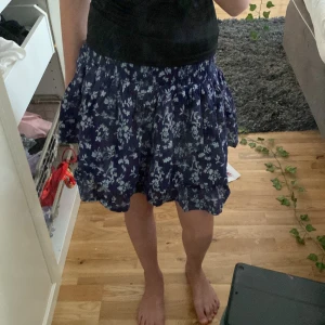 Mörkblå lkjol - Passar inte i storleken då jag vill sälja den, fin blå färg och tre lager då inte alls genomskinlig.