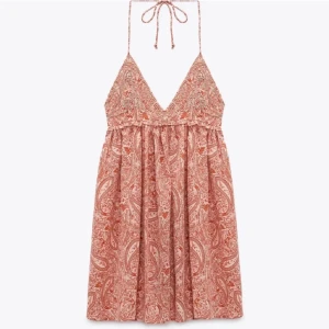 Superfin zara klänning - Säljer denna superfina mönstarade zara klänning som inte längre kommer till användning. Den är i M men passar även S och Xs. Den har inga defekter och är i toppen skick. Använd gärna köp nu