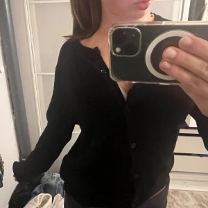 Svart kofta - Säljer min superfina svarta kofta i storlek 170!!🩷🩷 Nyskick och inga defekter!!💝
