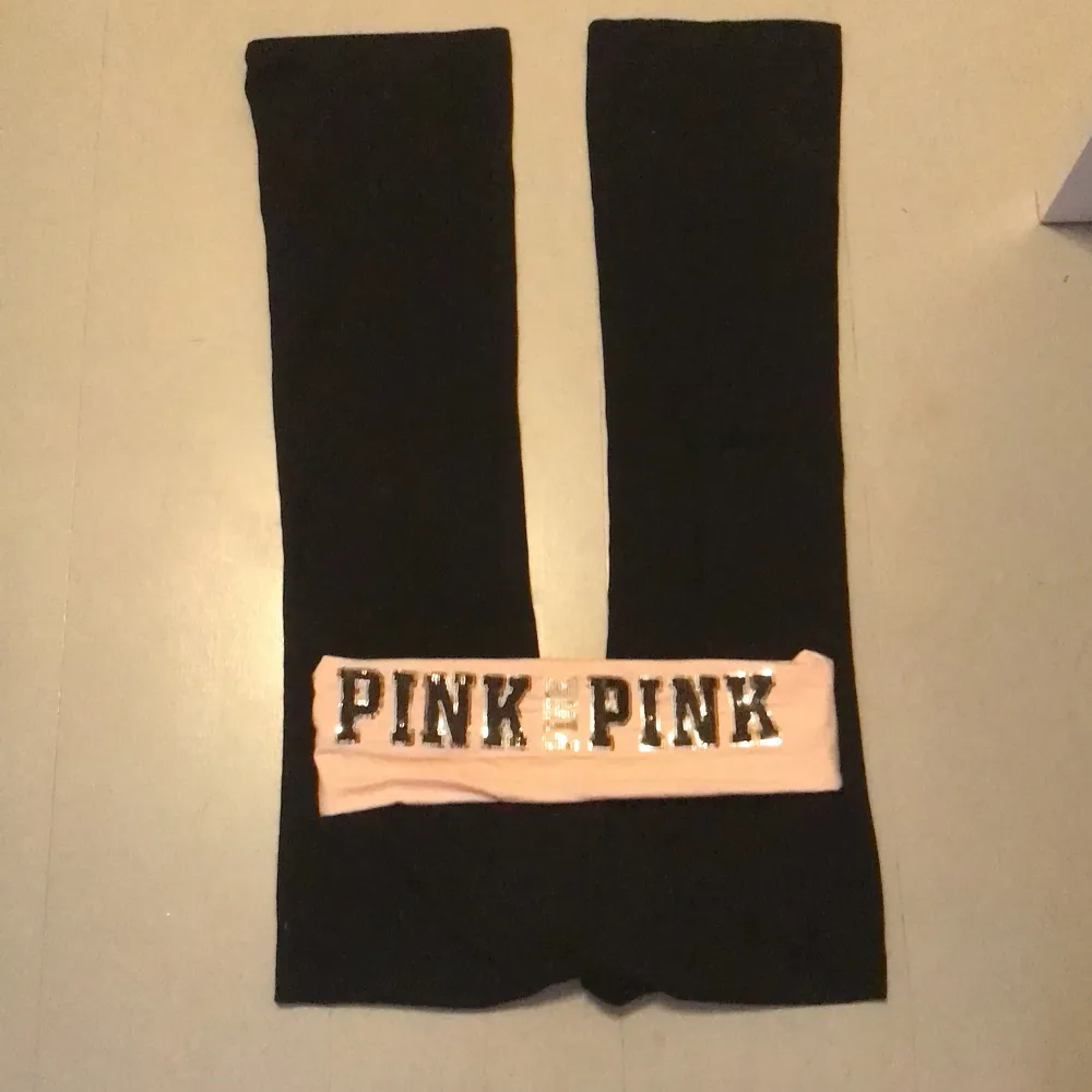 Säljer dessa Victorias secret pink yoga pants då de är för lång på mig. De är i bra skick.                                              . Jeans & Byxor.