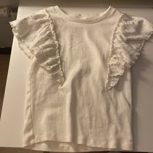 Vit tröja  - Använd en gång 😊storlek: 170. Köpt från Kappahl. Köpt för 199 kr. Säljer för 90 kr 