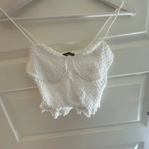 Söt topp - Storlek s, supersöt vit topp som passar perfekt till sommaren!