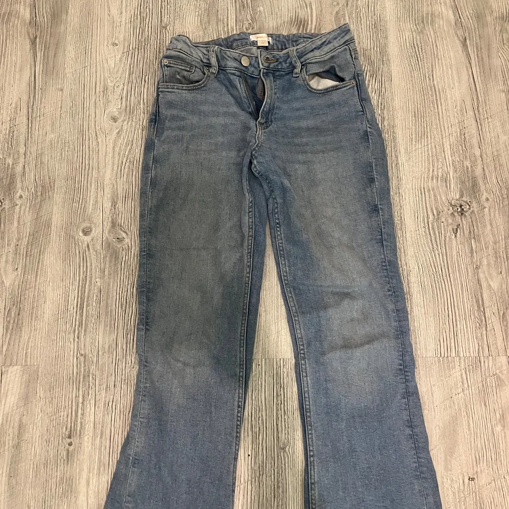 Jag har ett par bootcut jeans från Gina i storlek 158 som tyvärr är för små och inte används längre. Den har inga defekter och pris kan diskuteras! 💗original pris= 300. Jeans & Byxor.