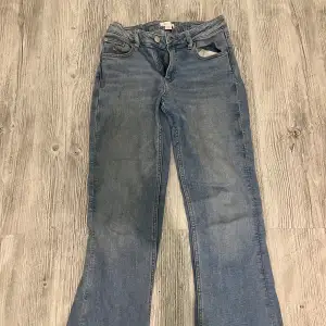 Jag har ett par bootcut jeans från Gina i storlek 158 som tyvärr är för små och inte används längre. Den har inga defekter och pris kan diskuteras! 💗original pris= 300