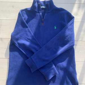 Ralph lauren halv zip - Hej Säljer nu min fina Ralph lauren halv zip då den är för liten och inte kommer till användning. Fint skick.  Skriv om du har några funderingar.